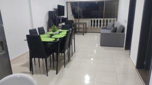 Posezení v ubytování lujoso apartamento