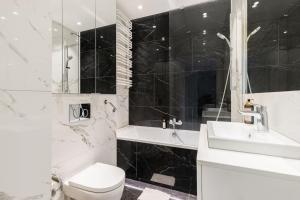 Łazienka w obiekcie Karolkowa 28 - Prestigious Apartment with Balcony by Renters Prestige