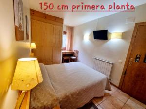Televízia a/alebo spoločenská miestnosť v ubytovaní Hotel Seixes y Apartamento Bagergue