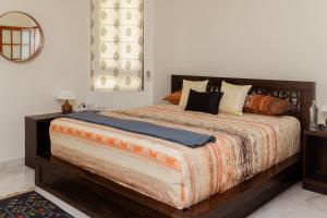 a bedroom with a large bed and a mirror at Luho 41 Penthouse in Bangalore