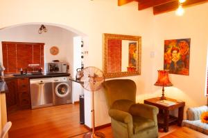 uma sala de estar com uma ventoinha e uma cadeira em The Blue Place em Pretoria