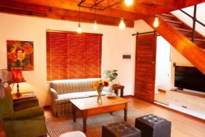 uma sala de estar com um sofá e uma mesa em The Blue Place em Pretoria