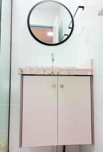 Baño con espejo encima de un armario blanco en Laguna Beach House en Cabedelo
