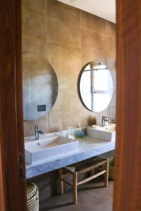 Baño con 2 lavabos y espejo en Villa Alma, luxueuse villa au cœur de Marrakech en Marrakech