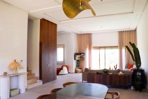 - un salon avec un canapé et une table dans l'établissement Villa Alma, luxueuse villa au cœur de Marrakech, à Marrakech