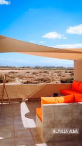 a room with a bed and a view of the desert at Villa Alma, luxueuse villa au cœur de Marrakech in Marrakesh