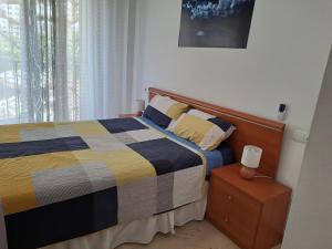 um quarto com uma cama com um cobertor colorido em Bienvenido a tu habitacion em Málaga