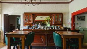 um bar com duas mesas e cadeiras num quarto em The North Branch Inn em North Branch