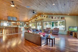 sala de estar amplia con sofá y cocina en Sequoia Chalet, en Stateline