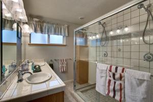 Koupelna v ubytování Sequoia Chalet + 10 fotografií