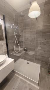 ジェシュフにあるApartament Black&Whiteのシャワーと洗面台付きのバスルーム +26枚の写真