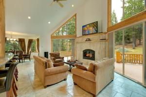 een woonkamer met stoelen en een open haard bij Lodgepole Pine Chalet in South Lake Tahoe