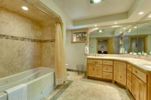 Koupelna v ubytování Lodgepole Pine Chalet + 12 fotografií