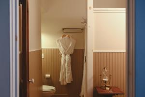 North Branch的住宿－The North Branch Inn，浴室设有卫生间,墙上挂着长袍。