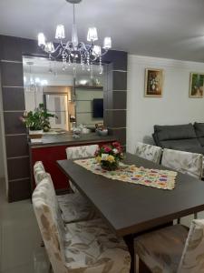 una cucina e un soggiorno con tavolo e sedie di Cleverson Machado a Itapema