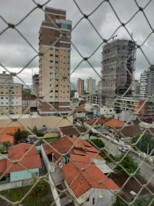 vista sulla città da dietro una recinzione di Cleverson Machado a Itapema