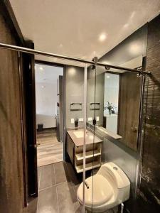 y baño con aseo, lavabo y espejo. en Apartamento único y exclusivo., en Bogotá