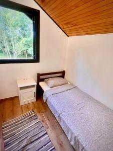 een slaapkamer met 2 bedden en een raam bij DOLINA SUNCA (Ranch Corral) in Popovača