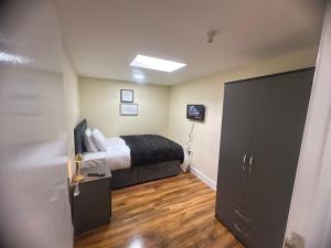 um quarto com uma cama e uma televisão em Experience Downing Road Dagenham 2 bedroom Apartment em Dagenham
