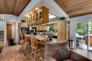 cocina con mesa y sillas en una habitación en Panhandle House en South Lake Tahoe