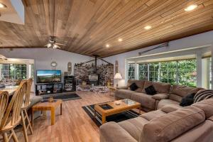 sala de estar con sofá y mesa en Panhandle House en South Lake Tahoe