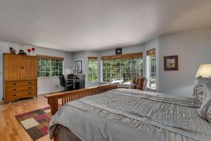 1 dormitorio con 1 cama, escritorio y ventanas en Panhandle House en South Lake Tahoe