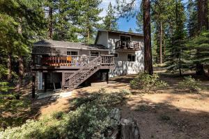 una casa con terraza en el bosque en Panhandle House en South Lake Tahoe