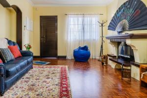 uma sala de estar com um sofá e uma lareira em Pinheiro SUN&BEACH House em Ponta Delgada