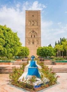ein großer Turm mit einem Uhrturm in der Unterkunft Rabat center studio in Rabat