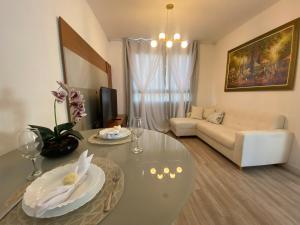 a living room with a table and a couch at Conforto na Praia do Pontal in Rio de Janeiro