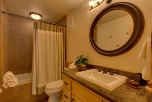 斯德特萊恩的住宿－Rock Haven，一间带水槽、卫生间和镜子的浴室