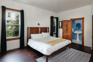 um quarto com uma cama com um lavatório e uma janela em The North Branch Inn em North Branch