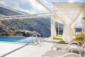 Villa mit Pool und Aussicht in der Unterkunft infinity wild in Kalkan