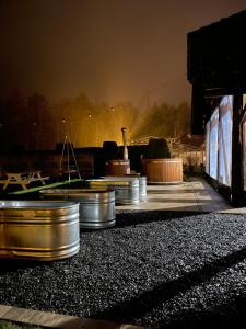 un grupo de barriles de metal sentados sobre grava en Hotel Artis, en Moderówka
