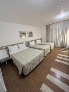 2 camas en una habitación de hotel con en Atibaia Residence Hotel & Resort, en Atibaia