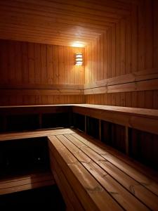 an empty wooden sauna with a light in it at Hotel Artis in Moderówka