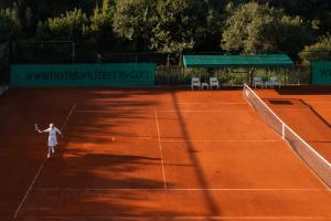 Tenis dan/atau kemudahan skuasy di Nafsika Hotel - Adults Only atau berdekatan