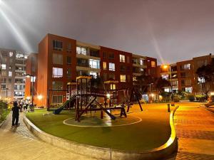 un parque infantil frente a un edificio de apartamentos en Apartamento completo en Callao, en Lima