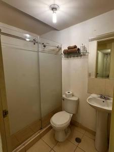 y baño con ducha, aseo y lavamanos. en Apartamento completo en Callao, en Lima