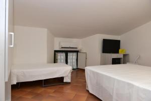 Zimmer mit 2 Betten und einem Flachbild-TV in der Unterkunft HOTEL POSIDONIA INN SAPRI in Sapri