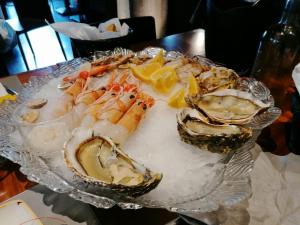 een bord oesters en andere voedingsmiddelen op een tafel bij HOTEL POSIDONIA INN SAPRI in Sapri