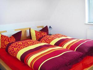 2 nebeneinander sitzende Betten in einem Schlafzimmer in der Unterkunft Cottage on the Kummerower See, Kummerow in Kummerow