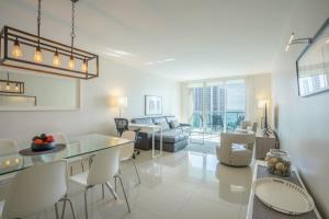 un soggiorno con divano, tavolo e sedie di Ocean Reserve 14th floor - Wonderful Ocean View a Miami Beach