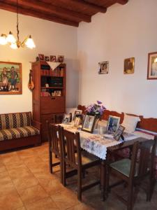 a living room with a table with chairs and a couch at οικία ΦΥΝΤΙΚΑΚΗ - SKALA in Anópolis