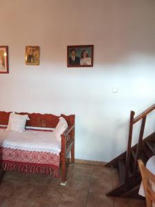 Habitación con cama y una foto en la pared. en house FYNTIKAKH - SKALA, en Sinoikismós Kámbos