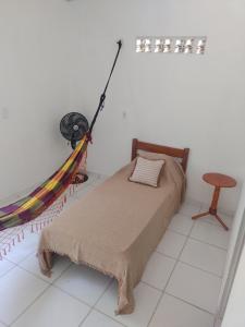 een slaapkamer met een bed en een hangmat bij Casa Naturaleza in Barra do Garças