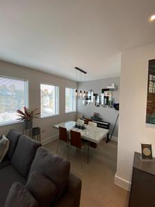 Ein Sitzbereich in der Unterkunft Tasteful 2BD Flat wOpen Plan Living - Blackheath!