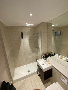 Koupelna v ubytování Tasteful 2BD Flat wOpen Plan Living - Blackheath!