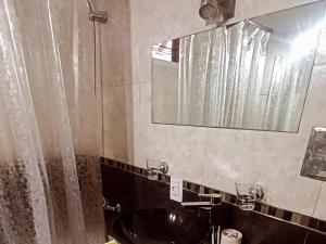 La salle de bains est pourvue d'un lavabo et d'un miroir. dans l'établissement Chalet " La Maruca ", à Villa Carlos Paz