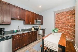 Walkable and Spacious Apt - Parking -- GroupStay的厨房或小厨房